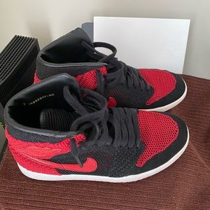 Great Condition Classic Flynet Jordan 1s 8/10!! 7y